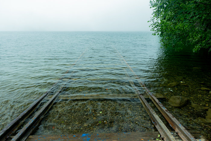 霧のかかった湖の底にある湖底線路